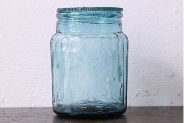 アンティーク雑貨　アンティーク　涼しげな色合いと桜の模様が魅力的な蓋付きガラス瓶(ガラスビン)(1)