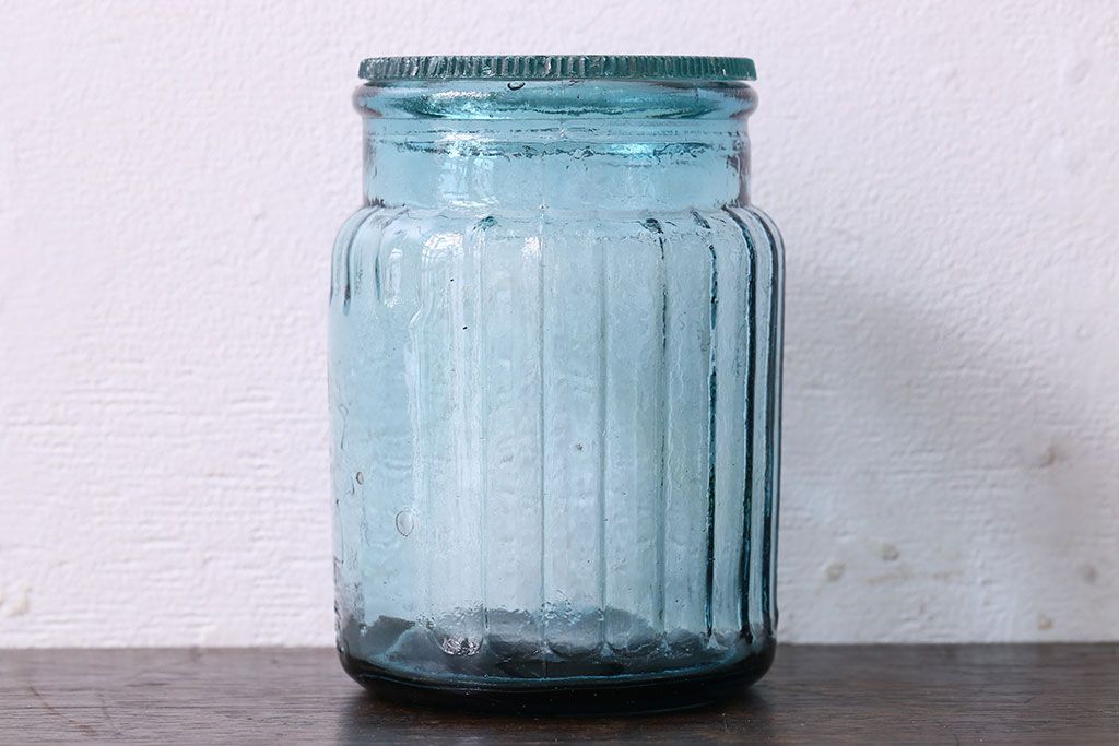 アンティーク雑貨　アンティーク　涼しげな色合いと桜の模様が魅力的な蓋付きガラス瓶(ガラスビン)(1)