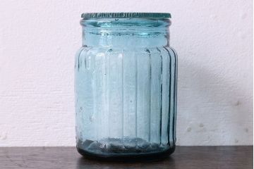 アンティーク雑貨　アンティーク　涼しげな色合いと桜の模様が魅力的な蓋付きガラス瓶(ガラスビン)(1)