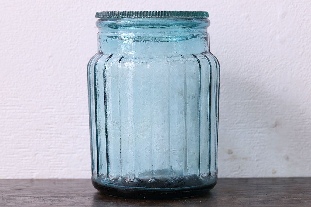 アンティーク雑貨　アンティーク　涼しげな色合いと桜の模様が魅力的な蓋付きガラス瓶(ガラスビン)(1)