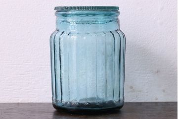 アンティーク雑貨　アンティーク　涼しげな色合いと桜の模様が魅力的な蓋付きガラス瓶(ガラスビン)(1)