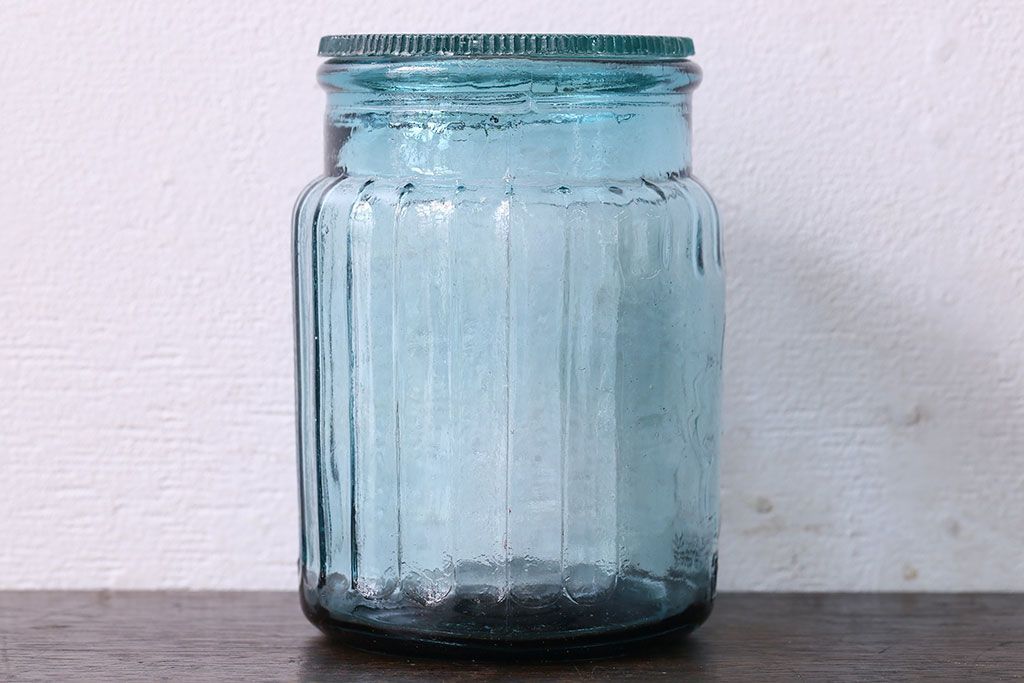 アンティーク雑貨　アンティーク　涼しげな色合いと桜の模様が魅力的な蓋付きガラス瓶(ガラスビン)(1)