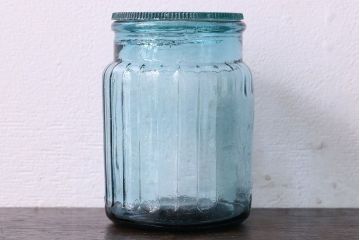 アンティーク雑貨　アンティーク　涼しげな色合いと桜の模様が魅力的な蓋付きガラス瓶(ガラスビン)(1)