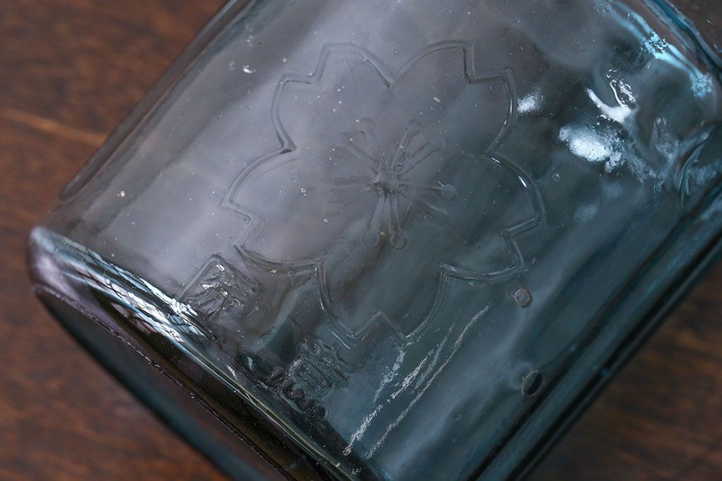 アンティーク雑貨　アンティーク　涼しげな色合いと桜の模様が魅力的な蓋付きガラス瓶(ガラスビン)(1)