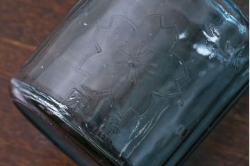 アンティーク雑貨　アンティーク　涼しげな色合いと桜の模様が魅力的な蓋付きガラス瓶(ガラスビン)(1)