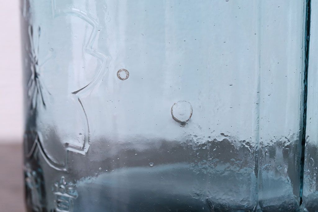 アンティーク雑貨　アンティーク　涼しげな色合いと桜の模様が魅力的な蓋付きガラス瓶(ガラスビン)(1)