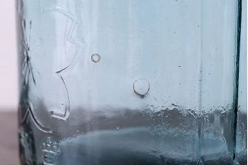 アンティーク雑貨　アンティーク　涼しげな色合いと桜の模様が魅力的な蓋付きガラス瓶(ガラスビン)(1)