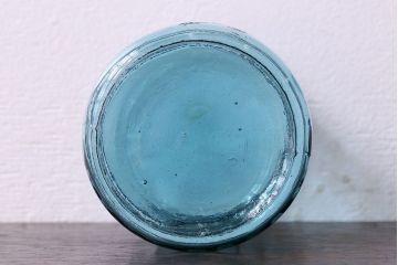 アンティーク雑貨　アンティーク　涼しげな色合いと桜の模様が魅力的な蓋付きガラス瓶(ガラスビン)(1)