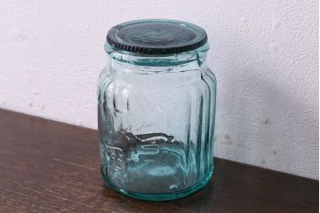 アンティーク雑貨　アンティーク　涼しげな色合いが魅力的な蓋付きガラス瓶(ガラスビン)