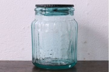 アンティーク雑貨　アンティーク　涼しげな色合いが魅力的な蓋付きガラス瓶(ガラスビン)