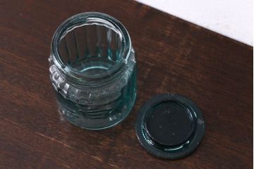 アンティーク雑貨　アンティーク　涼しげな色合いが魅力的な蓋付きガラス瓶(ガラスビン)