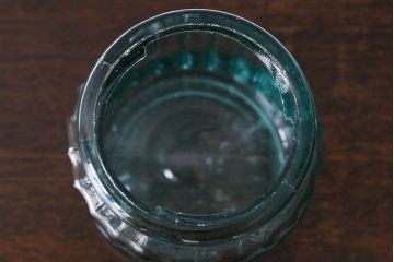 アンティーク雑貨　アンティーク　涼しげな色合いが魅力的な蓋付きガラス瓶(ガラスビン)