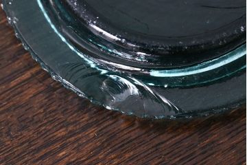 アンティーク雑貨　アンティーク　涼しげな色合いが魅力的な蓋付きガラス瓶(ガラスビン)