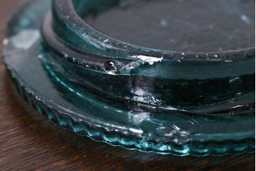 アンティーク雑貨　アンティーク　涼しげな色合いが魅力的な蓋付きガラス瓶(ガラスビン)