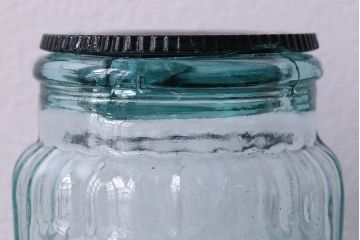 アンティーク雑貨　アンティーク　涼しげな色合いが魅力的な蓋付きガラス瓶(ガラスビン)