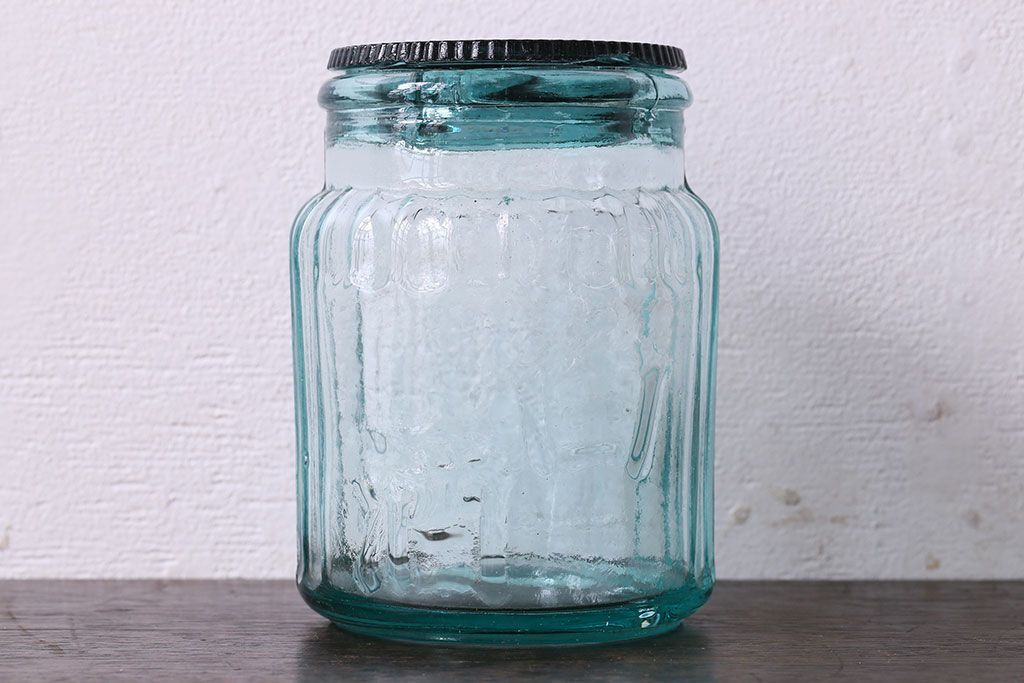 アンティーク雑貨　アンティーク　涼しげな色合いが魅力的な蓋付きガラス瓶(ガラスビン)