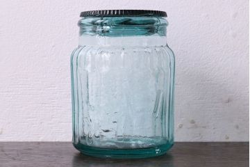 アンティーク雑貨　アンティーク　涼しげな色合いが魅力的な蓋付きガラス瓶(ガラスビン)