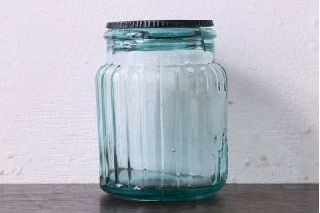 アンティーク雑貨　アンティーク　涼しげな色合いが魅力的な蓋付きガラス瓶(ガラスビン)