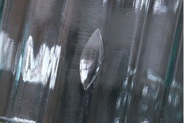 アンティーク雑貨　アンティーク　涼しげな色合いが魅力的な蓋付きガラス瓶(ガラスビン)