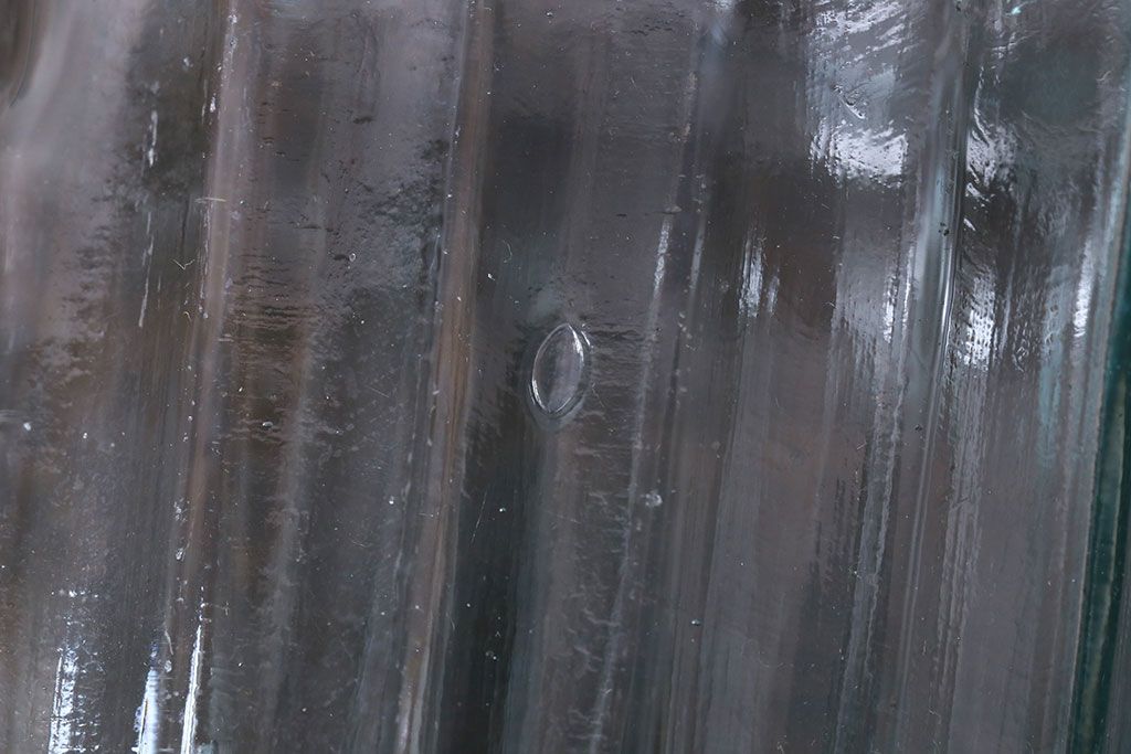 アンティーク雑貨　アンティーク　涼しげな色合いが魅力的な蓋付きガラス瓶(ガラスビン)