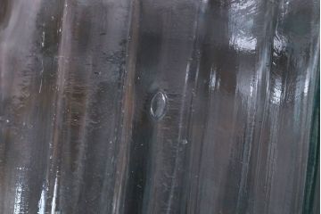 アンティーク雑貨　アンティーク　涼しげな色合いが魅力的な蓋付きガラス瓶(ガラスビン)