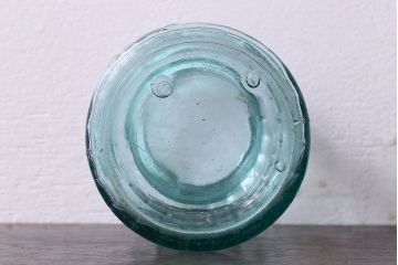 アンティーク雑貨　アンティーク　涼しげな色合いが魅力的な蓋付きガラス瓶(ガラスビン)