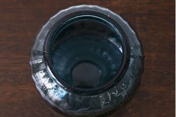 アンティーク雑貨　アンティーク　涼しげな色合い桜の模様が魅力的な蓋付きガラス瓶(ガラスビン)(2)
