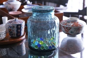 アンティーク雑貨　アンティーク　涼しげな色合い桜の模様が魅力的な蓋付きガラス瓶(ガラスビン)(2)