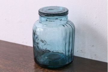 アンティーク雑貨　アンティーク　涼しげな色合い桜の模様が魅力的な蓋付きガラス瓶(ガラスビン)(2)