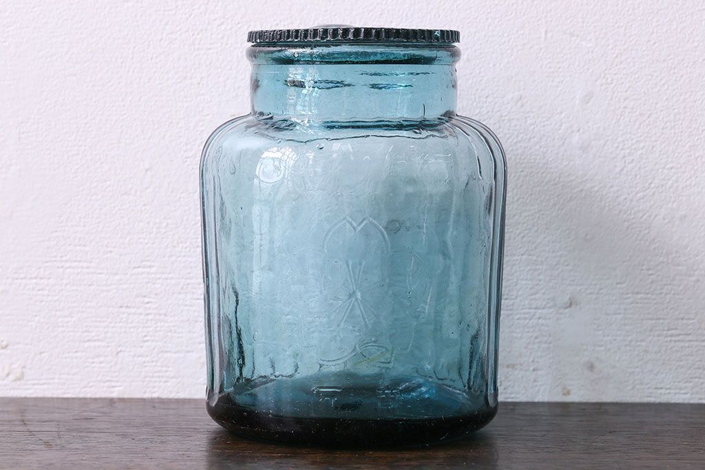 アンティーク雑貨　アンティーク　涼しげな色合い桜の模様が魅力的な蓋付きガラス瓶(ガラスビン)(2)