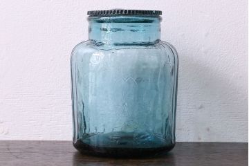 アンティーク雑貨　アンティーク　涼しげな色合い桜の模様が魅力的な蓋付きガラス瓶(ガラスビン)(2)