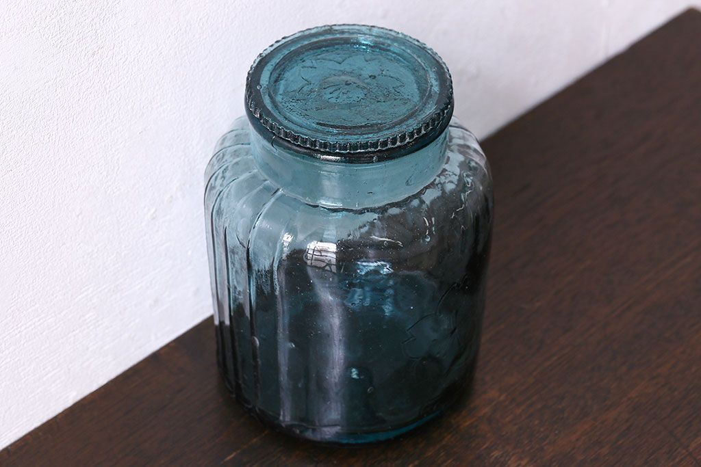 アンティーク雑貨　アンティーク　涼しげな色合い桜の模様が魅力的な蓋付きガラス瓶(ガラスビン)(2)