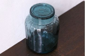 アンティーク雑貨　アンティーク　涼しげな色合い桜の模様が魅力的な蓋付きガラス瓶(ガラスビン)(2)