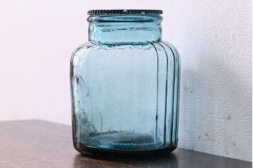 アンティーク雑貨　アンティーク　涼しげな色合い桜の模様が魅力的な蓋付きガラス瓶(ガラスビン)(2)