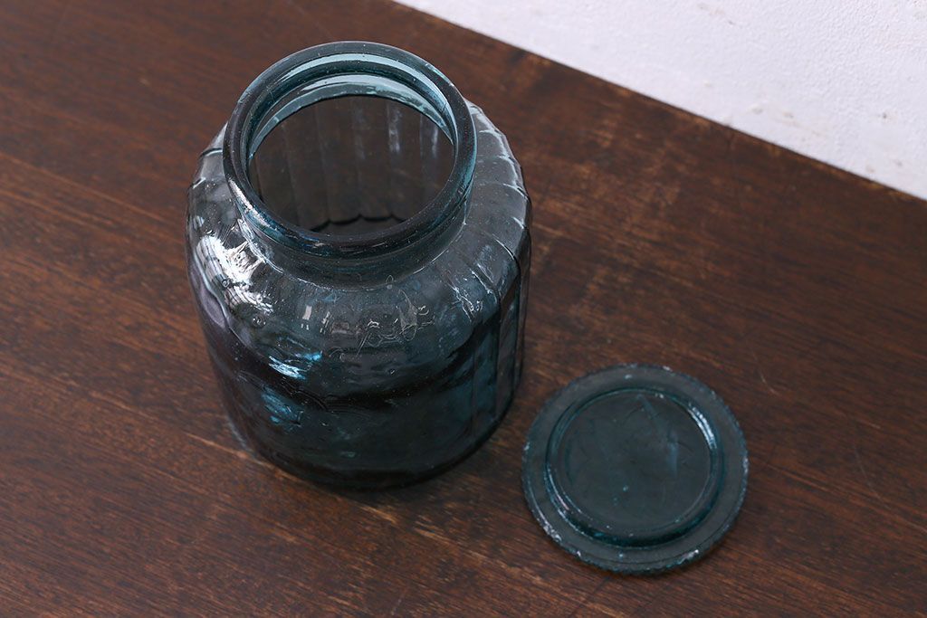 アンティーク雑貨　アンティーク　涼しげな色合い桜の模様が魅力的な蓋付きガラス瓶(ガラスビン)(2)