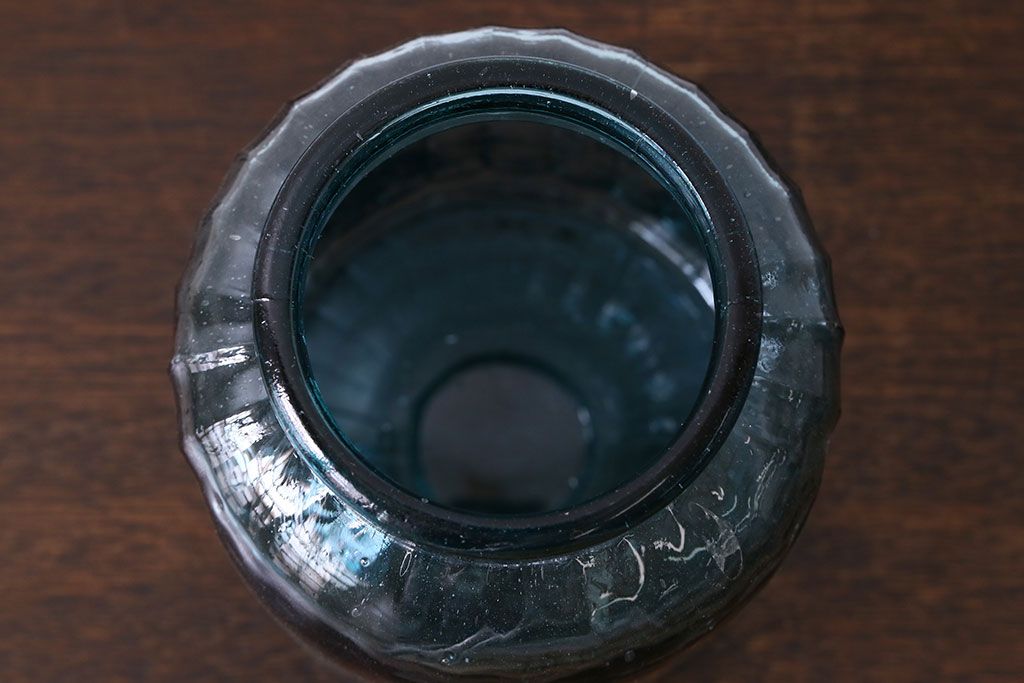 アンティーク雑貨　アンティーク　涼しげな色合い桜の模様が魅力的な蓋付きガラス瓶(ガラスビン)(2)