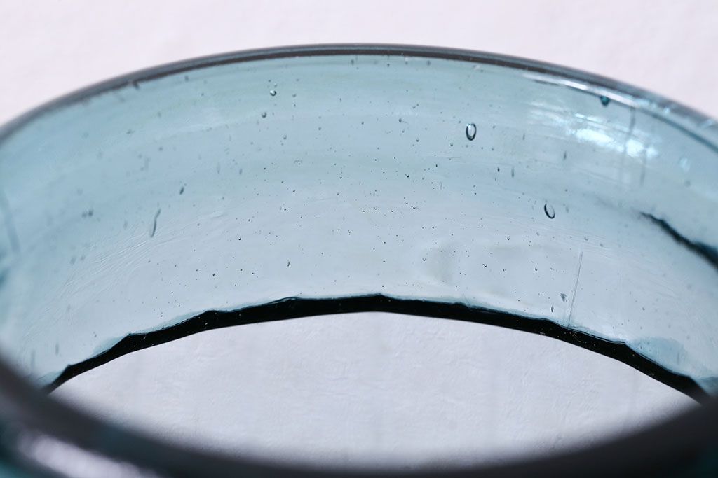 アンティーク雑貨　アンティーク　涼しげな色合い桜の模様が魅力的な蓋付きガラス瓶(ガラスビン)(2)