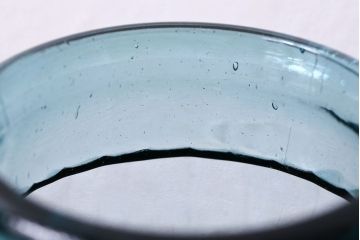 アンティーク雑貨　アンティーク　涼しげな色合い桜の模様が魅力的な蓋付きガラス瓶(ガラスビン)(2)