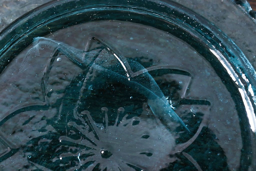 アンティーク雑貨　アンティーク　涼しげな色合い桜の模様が魅力的な蓋付きガラス瓶(ガラスビン)(2)