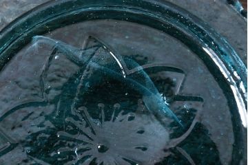 アンティーク雑貨　アンティーク　涼しげな色合い桜の模様が魅力的な蓋付きガラス瓶(ガラスビン)(2)