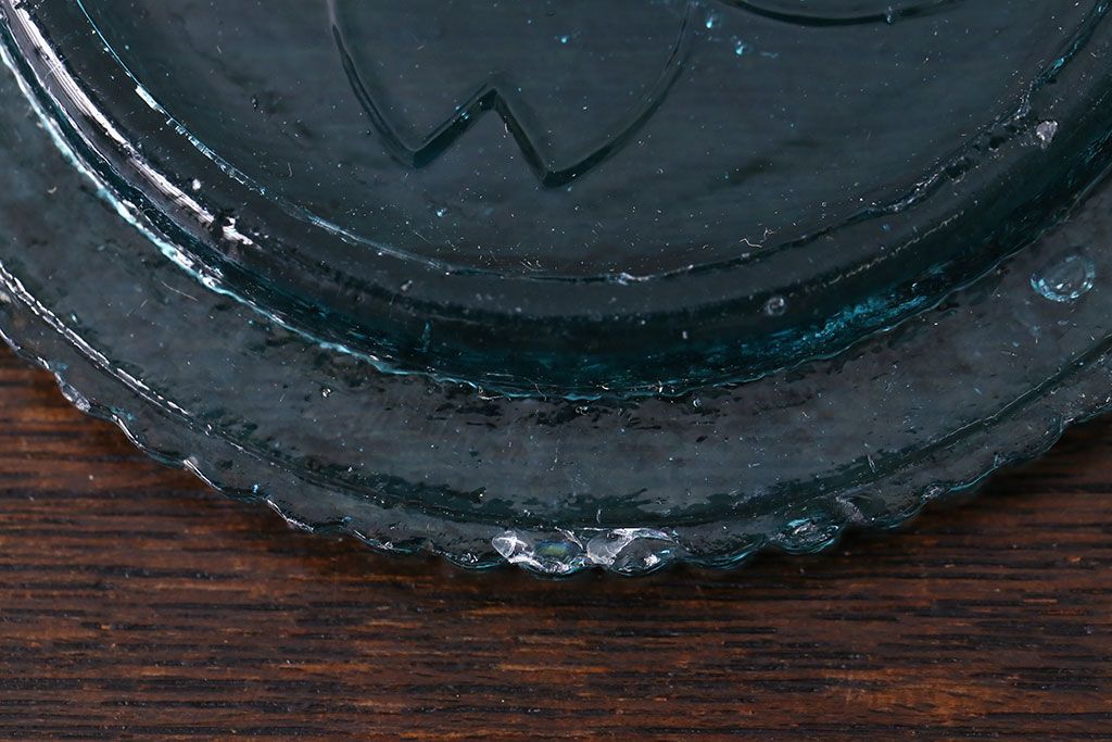 アンティーク雑貨　アンティーク　涼しげな色合い桜の模様が魅力的な蓋付きガラス瓶(ガラスビン)(2)