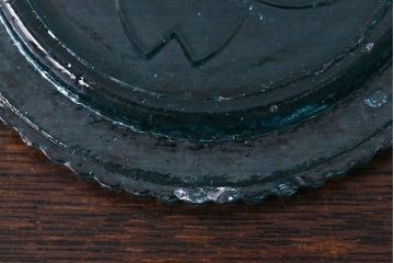 アンティーク雑貨　アンティーク　涼しげな色合い桜の模様が魅力的な蓋付きガラス瓶(ガラスビン)(2)