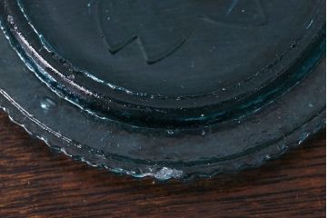 アンティーク雑貨　アンティーク　涼しげな色合い桜の模様が魅力的な蓋付きガラス瓶(ガラスビン)(2)