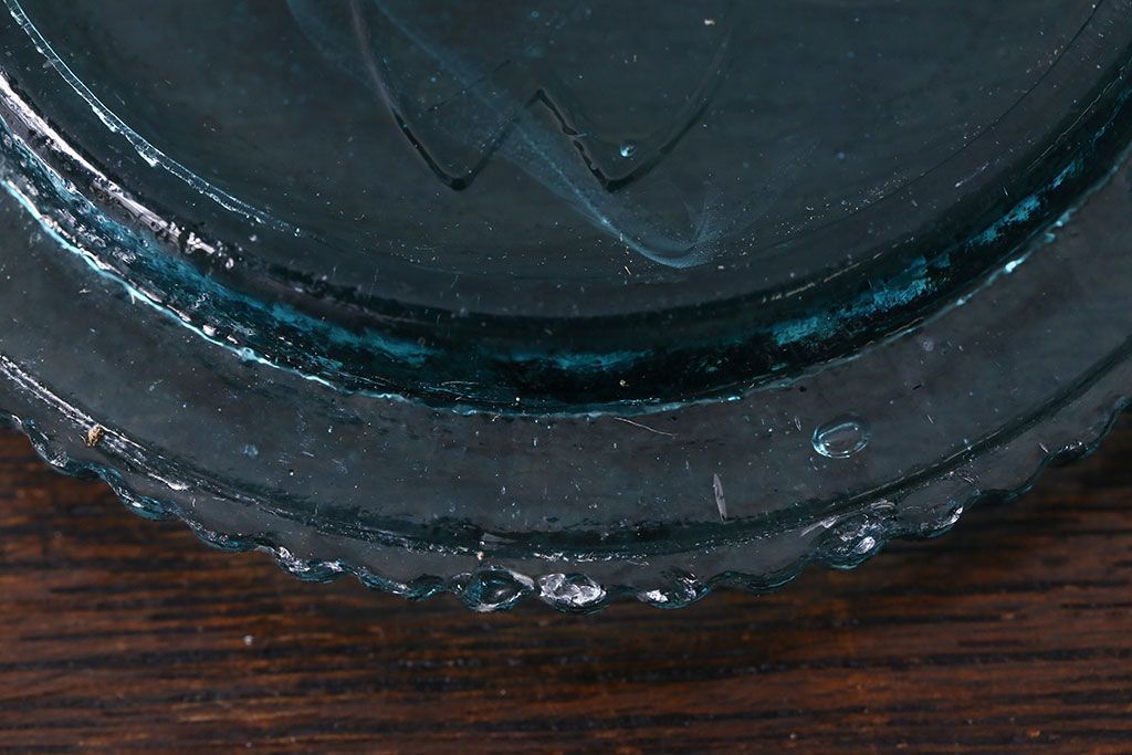 アンティーク雑貨　アンティーク　涼しげな色合い桜の模様が魅力的な蓋付きガラス瓶(ガラスビン)(2)