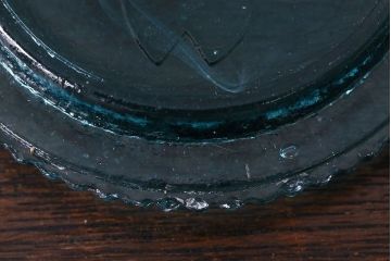 アンティーク雑貨　アンティーク　涼しげな色合い桜の模様が魅力的な蓋付きガラス瓶(ガラスビン)(2)