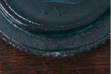 アンティーク雑貨　アンティーク　涼しげな色合い桜の模様が魅力的な蓋付きガラス瓶(ガラスビン)(2)