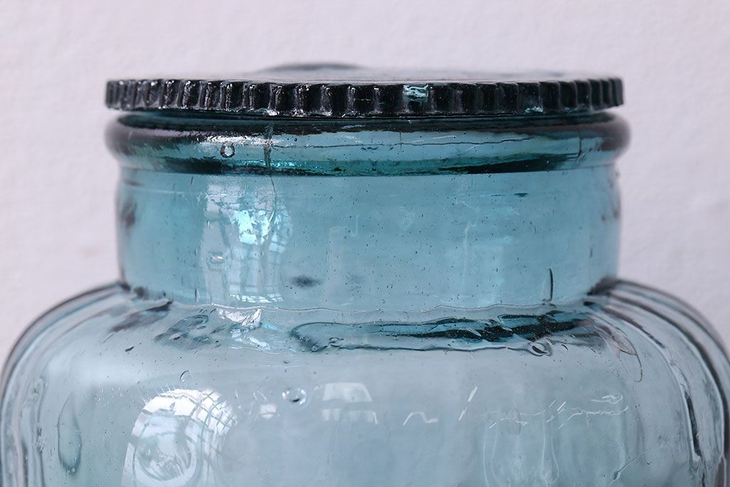 アンティーク雑貨　アンティーク　涼しげな色合い桜の模様が魅力的な蓋付きガラス瓶(ガラスビン)(2)