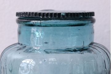 アンティーク雑貨　アンティーク　涼しげな色合い桜の模様が魅力的な蓋付きガラス瓶(ガラスビン)(2)