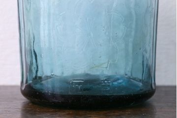 アンティーク雑貨　アンティーク　涼しげな色合い桜の模様が魅力的な蓋付きガラス瓶(ガラスビン)(2)