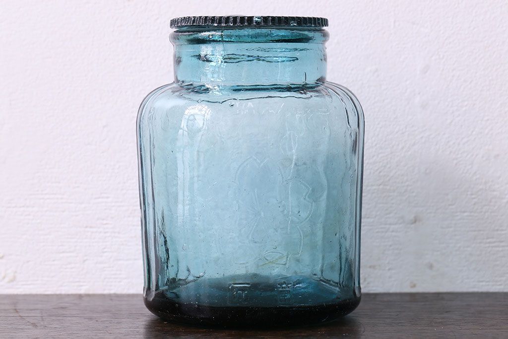 アンティーク雑貨　アンティーク　涼しげな色合い桜の模様が魅力的な蓋付きガラス瓶(ガラスビン)(2)